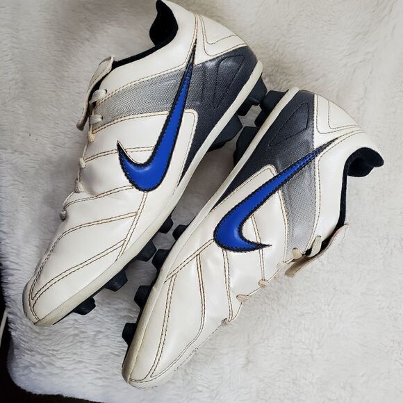 5Y Nike White Soccer Cleats Shoes - Picture 7 of 10